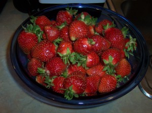 2 quarts/3 pounds of freshly-picked strawberries